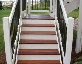 In order to take up less space in the yard, we built the stairs with a 90-degree turn landing.