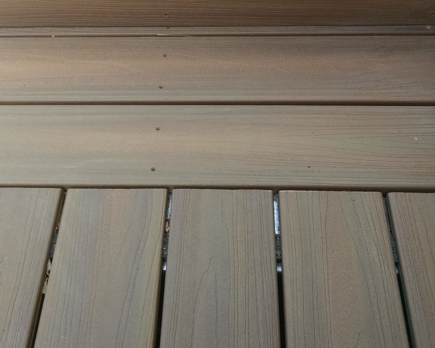 A close up view of 90-degree composite boards with double end boards.