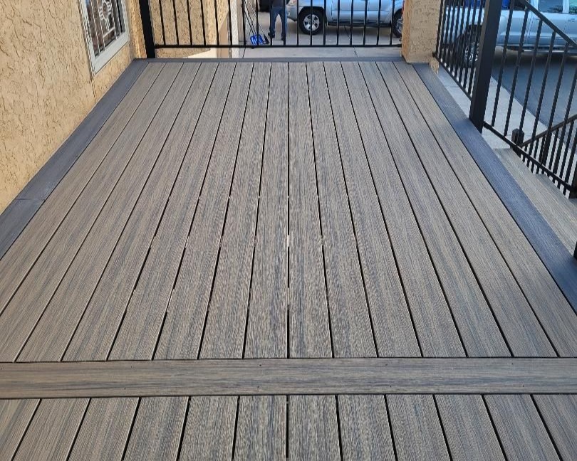 Composite deck with a single picture frame in contrasting color