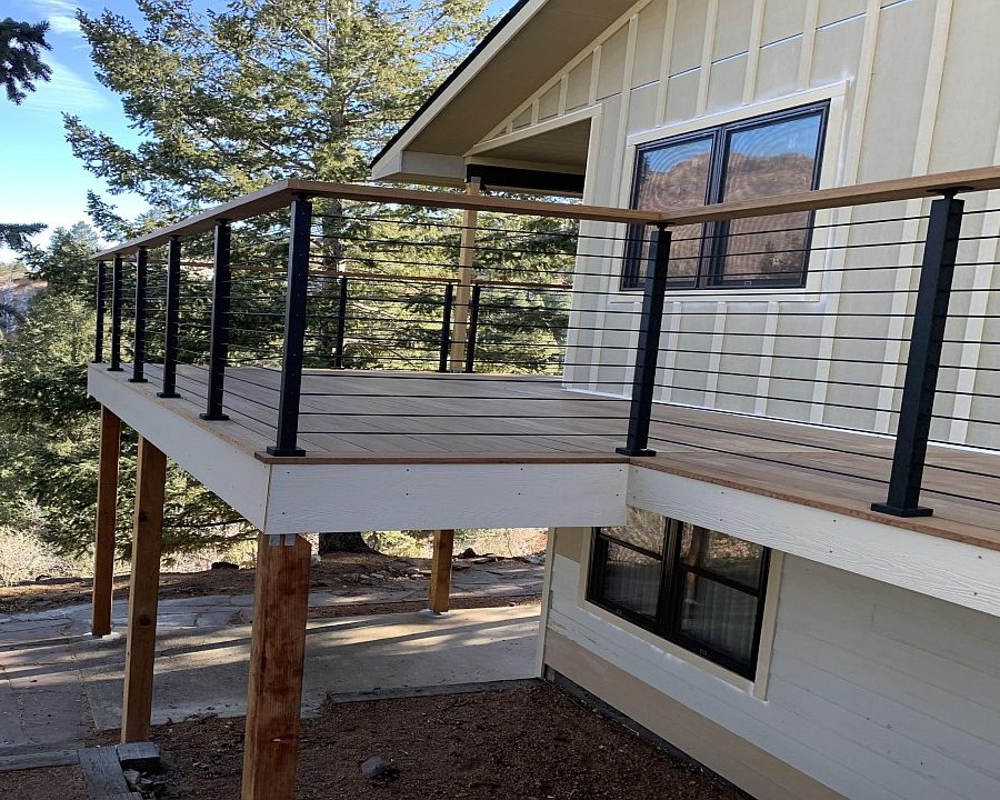 Custom ViewRail deck rail with metal posts and 1/4