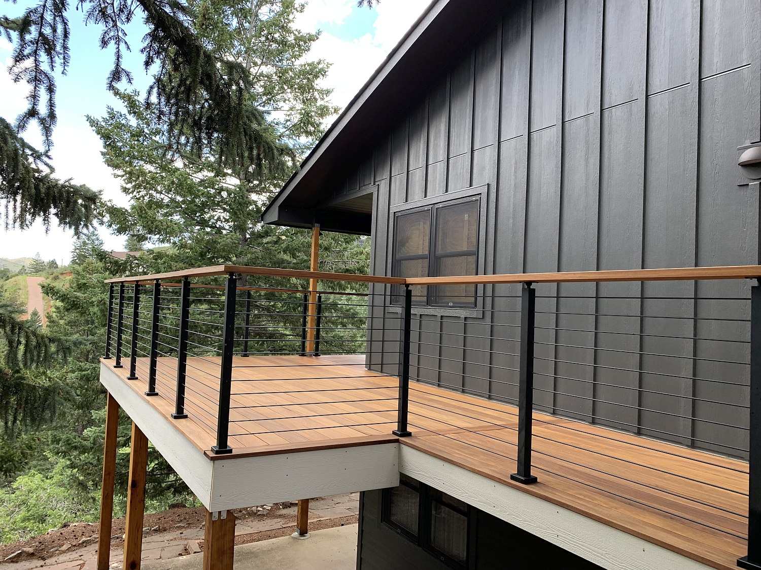 Cumaru hardwood deck with Onyx railing system by ViewRail.