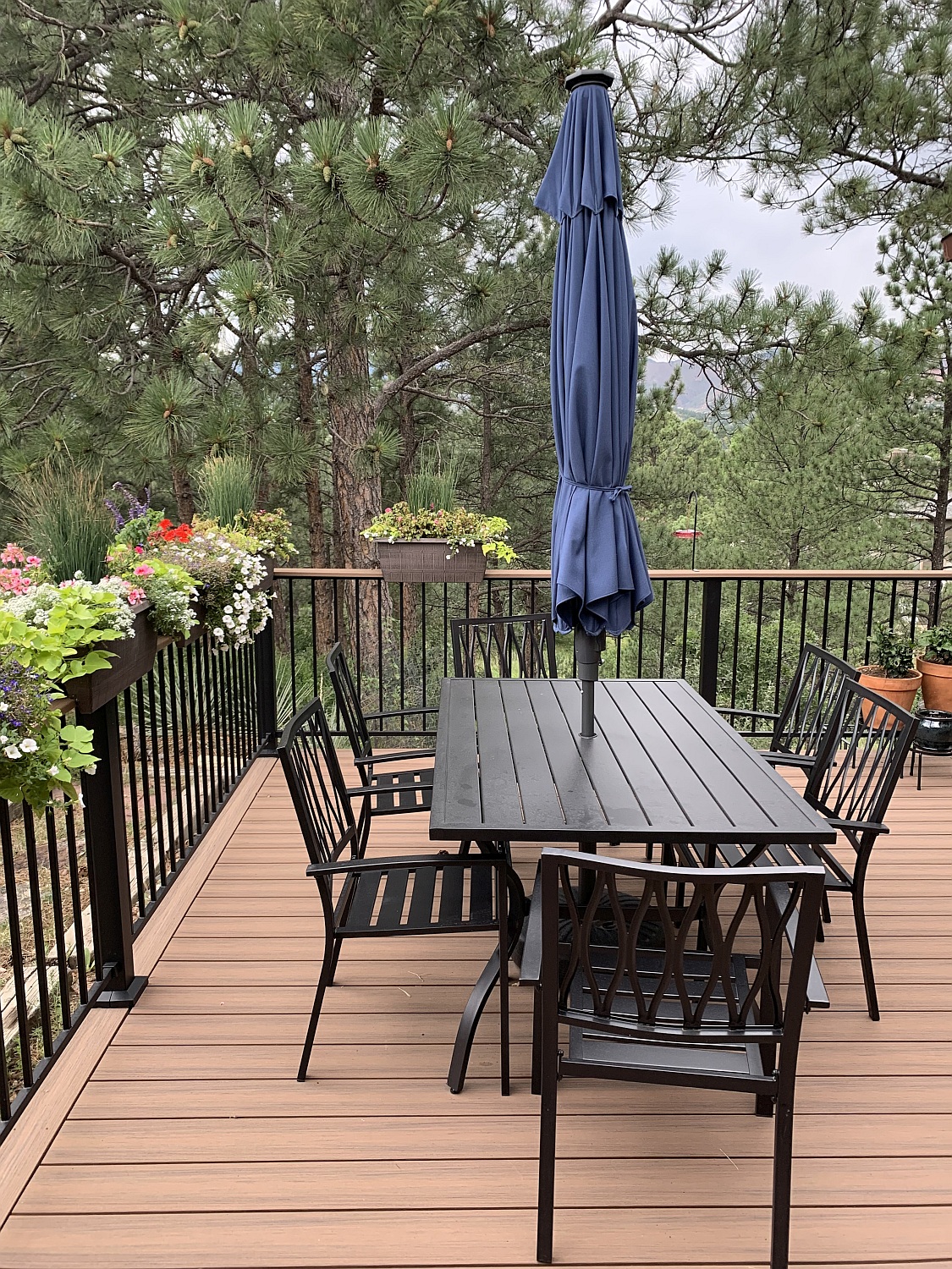 Beautiful composite deck, built using Deckorators Voyage Mesa decking, creates an amazing outdoor dining area.
